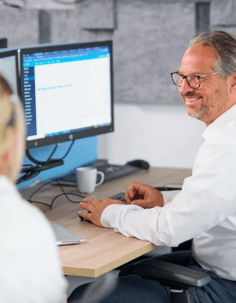 ICT-specialist van Westers aan het werk achter de computer
