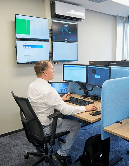 Engineer van Westers in het servicecentrum, waar het ICT-beheer van zorgpraktijken wordt bewaakt